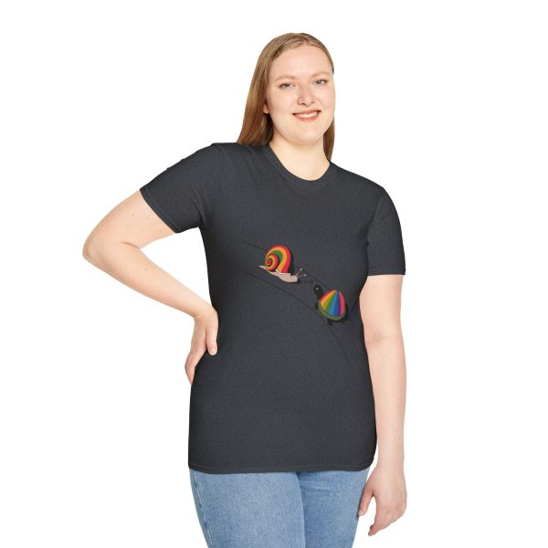 Tshirt Drapeau LGBT escargot avec coquille arc-en-ciel sur fond noir design stylé et vibrant pour sensibilisation LGBTQ+ shirt t-shirt - Image 5