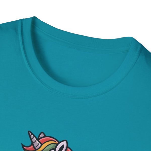 Tshirt Drapeau LGBT licorne sur un skateboard sur fond noir design amusant et coloré pour célébrer la diversité et la fierté LGBTQ+ t-shirt - Image 99