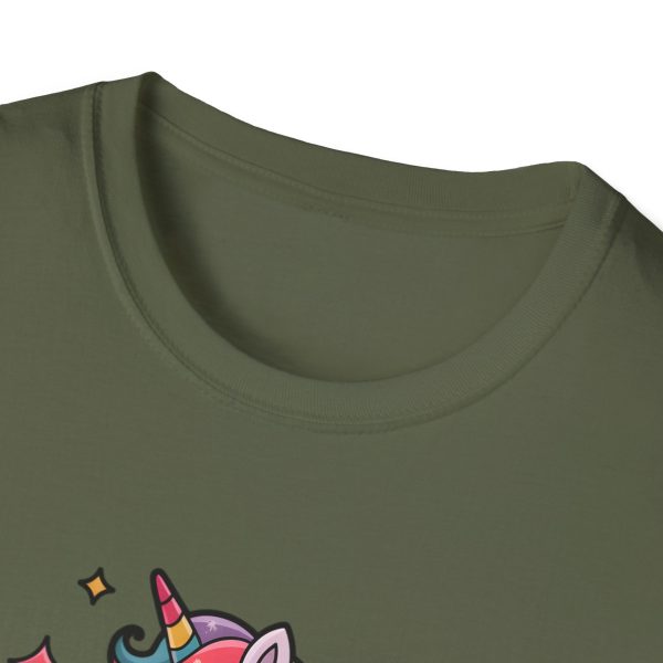 Tshirt LGBTQ+ licorne en skateboard sur fond noir design cool et coloré pour soutien à la fierté et diversité de la communauté LGBT+ t-shirt - Image 63