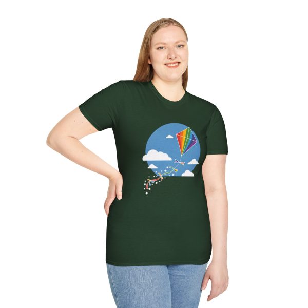 Tshirt LGBT+ cerf-volant avec queue arc-en-ciel volant dans le ciel design joyeux et coloré pour fierté LGBTQ+ shirt t-shirt - Image 77