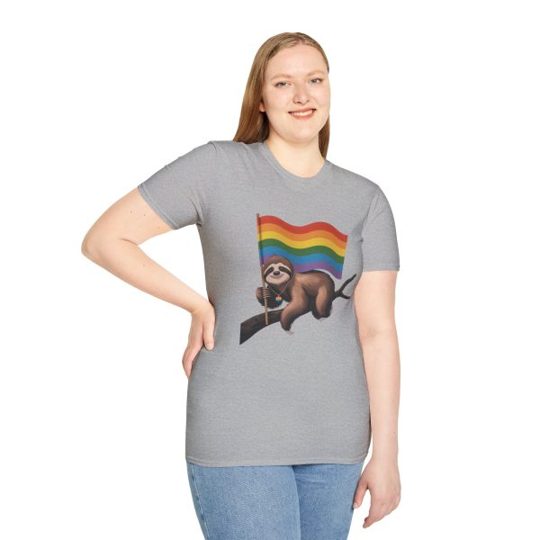 Tshirt Drapeau LGBT paresseux tenant un drapeau arc-en-ciel sur une branche design amusant et coloré pour sensibilisation LGBTQ+ t-shirt - Image 29