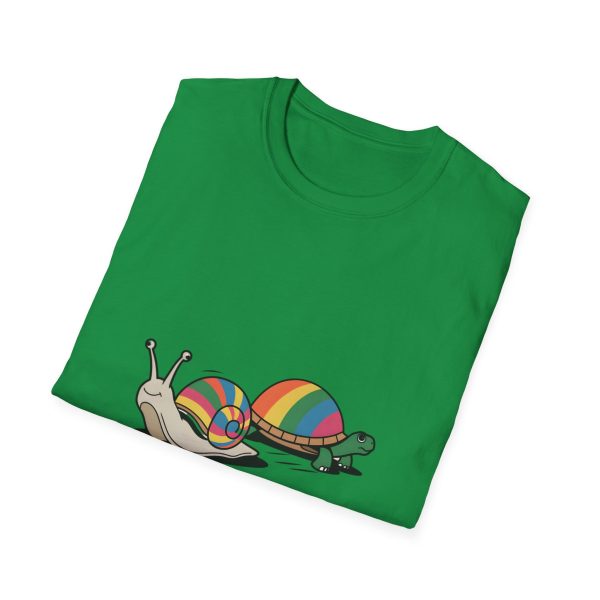 Tshirt LGBT+ deux escargots assis l'un à côté de l'autre design mignon et coloré pour célébrer l'amour et la diversité LGBTQ+ shirt t-shirt - Image 88