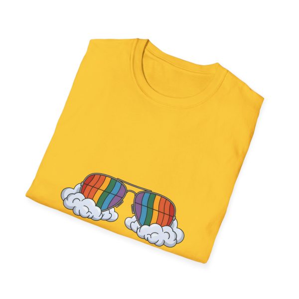 Tshirt LGBTQ+ lunettes de soleil arc-en-ciel avec nuages sur fond noir design stylé et éclatant pour célébrer la diversité LGBTQ+ t-shirt - Image 52