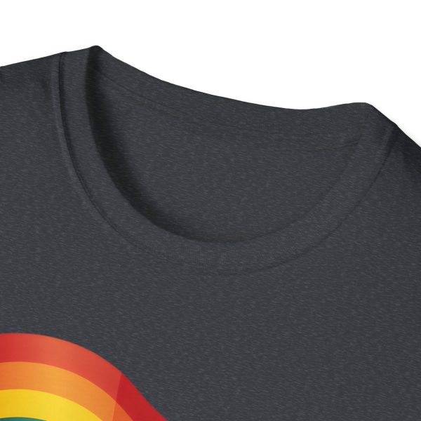 Tshirt Drapeau LGBT paresseux tenant un drapeau arc-en-ciel design amusant et mignon pour sensibilisation et inclusion LGBTQ+ shirt t-shirt - Image 3