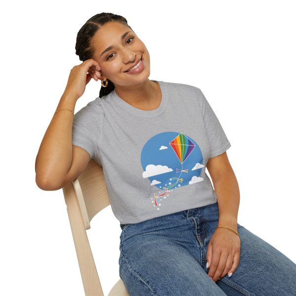 Tshirt LGBT+ cerf-volant avec queue arc-en-ciel volant dans le ciel design joyeux et coloré pour fierté LGBTQ+ shirt t-shirt - Image 34