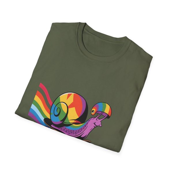 Tshirt LGBT+ escargot sur un skateboard avec roue arc-en-ciel design amusant et coloré pour célébrer la fierté LGBTQ+ shirt t-shirt - Image 64