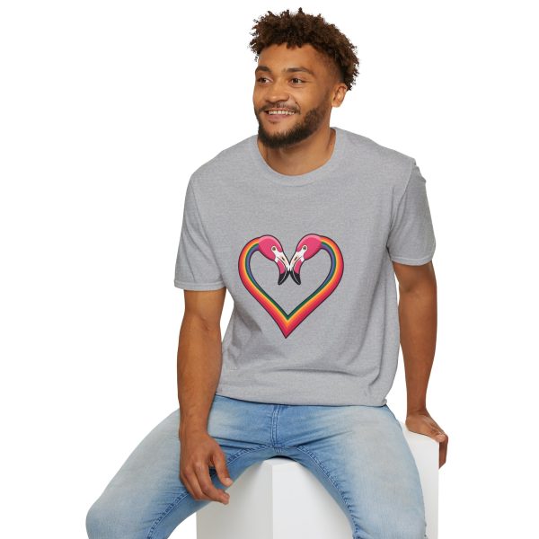 Tshirt Drapeau LGBT flamants roses en forme de coeur fond noir design romantique et symbolique pour célébrer l'amour LGBTQ+ t-shirt - Image 36