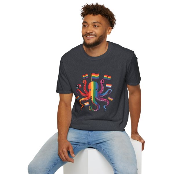 Tshirt Drapeau LGBT pieuvre tenant un drapeau arc-en-ciel et d'autres drapeaux design coloré et amusant pour célébrer LGBTQ+ shirt t-shirt - Image 12