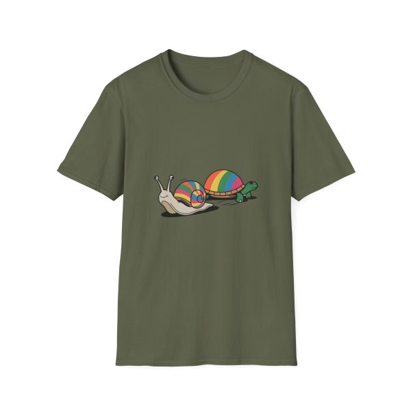 Tshirt LGBT+ deux escargots assis l'un à côté de l'autre design mignon et coloré pour célébrer l'amour et la diversité LGBTQ+ shirt t-shirt - Image 61