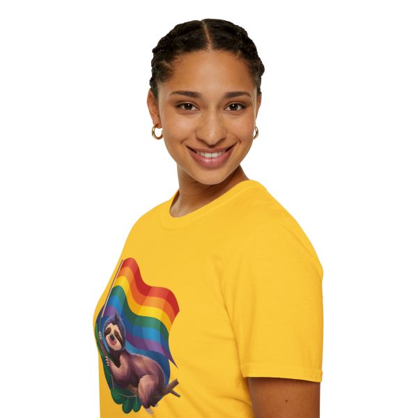 Tshirt Drapeau LGBT paresseux tenant un drapeau arc-en-ciel design amusant et mignon pour sensibilisation et inclusion LGBTQ+ shirt t-shirt - Image 57