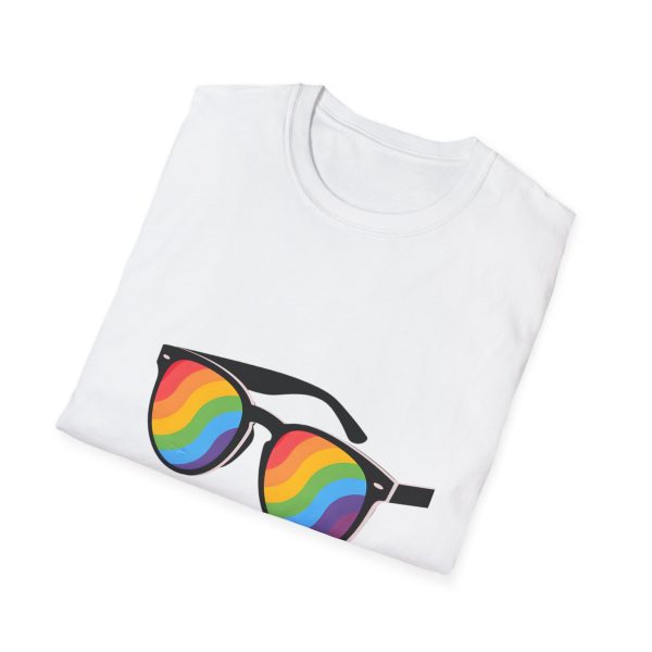 Tshirt LGBT+ lunettes de soleil arc-en-ciel sur fond noir design éclatant pour célébrer la fierté et diversité LGBTQ+ shirt t-shirt - Image 16