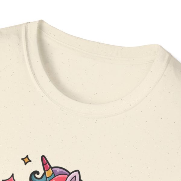 Tshirt LGBTQ+ licorne en skateboard sur fond noir design cool et coloré pour soutien à la fierté et diversité de la communauté LGBT+ t-shirt - Image 39