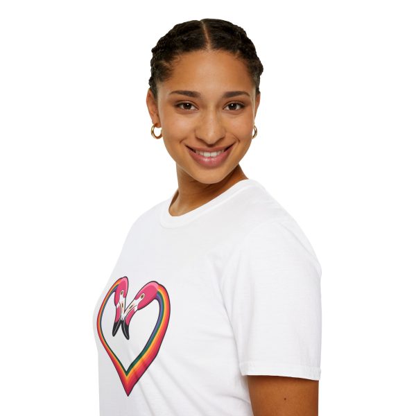 Tshirt Drapeau LGBT flamants roses en forme de coeur fond noir design romantique et symbolique pour célébrer l'amour LGBTQ+ t-shirt - Image 21