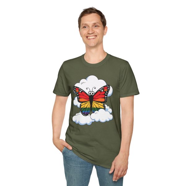 Tshirt Drapeau LGBT papillon assis sur un nuage dans le ciel design poétique et coloré pour sensibilisation et fierté LGBTQ+ shirt t-shirt - Image 67