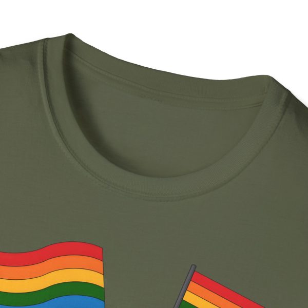 Tshirt LGBTQ+ pieuvre tenant un drapeau arc-en-ciel sur un rocher design vibrant et stylé pour sensibilisation et inclusion LGBTQ+ t-shirt - Image 63