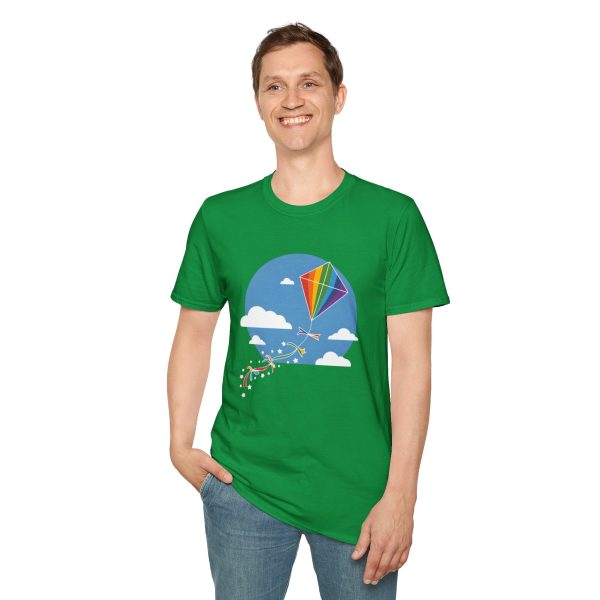 Tshirt LGBT+ cerf-volant avec queue arc-en-ciel volant dans le ciel design joyeux et coloré pour fierté LGBTQ+ shirt t-shirt - Image 91