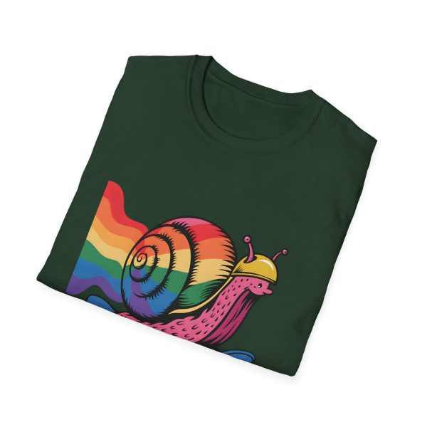 Tshirt LGBTQ+ escargot en skateboard avec fond arc-en-ciel design ludique et vibrant pour célébrer la fierté et inclusion LGBTQ+ t-shirt - Image 76