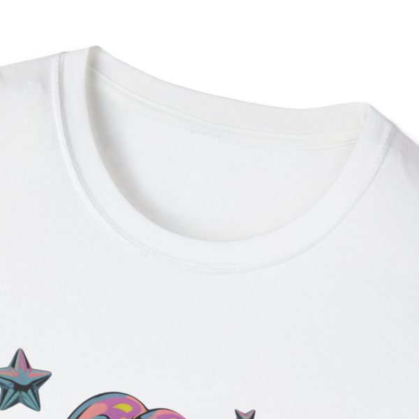 Tshirt Drapeau LGBT ballon en forme de chien avec des étoiles en arrière-plan design amusant et coloré pour célébrer la fierté t-shirt - Image 15