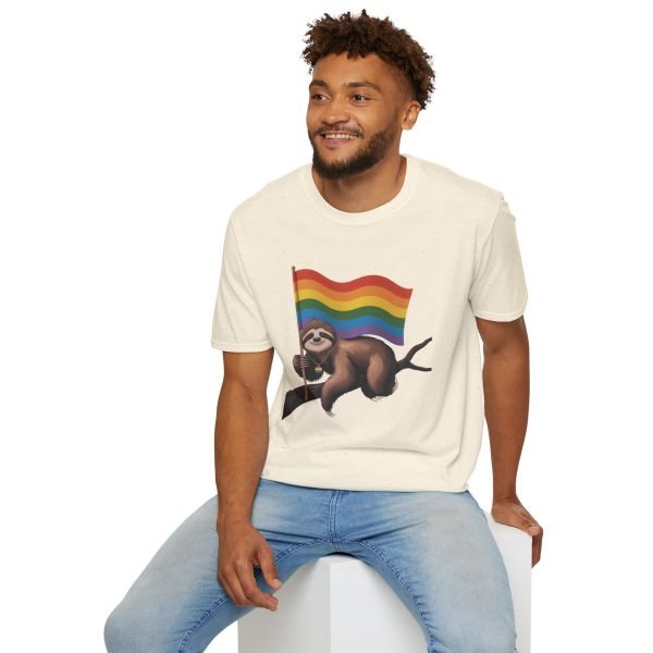 Tshirt Drapeau LGBT paresseux tenant un drapeau arc-en-ciel sur une branche design amusant et coloré pour sensibilisation LGBTQ+ t-shirt - Image 48