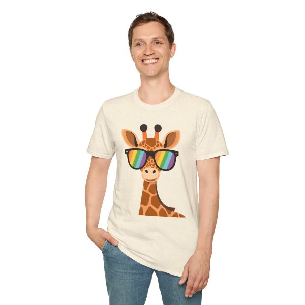 Tshirt LGBT+ girafe avec lunettes de soleil et rayure arc-en-ciel design humoristique et stylé pour fierté et soutien LGBTQ+ shirt t-shirt - Image 43