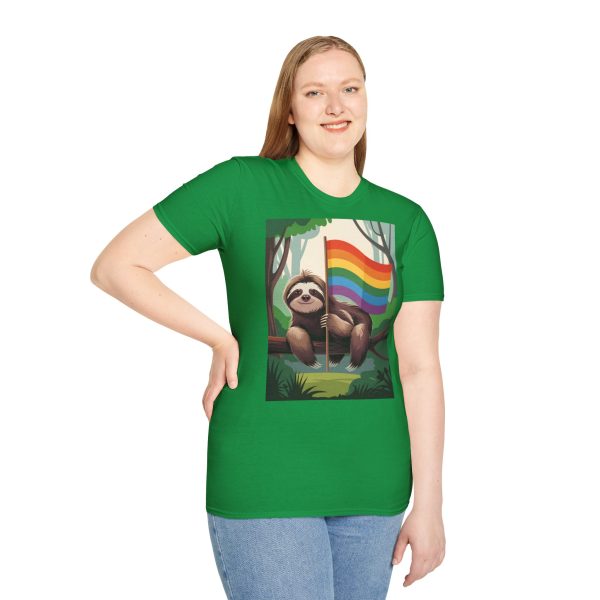 Tshirt Drapeau LGBT paresseux assis sur un arbre tenant un drapeau arc-en-ciel design décontracté et coloré pour fierté LGBTQ+ shirt t-shirt - Image 89