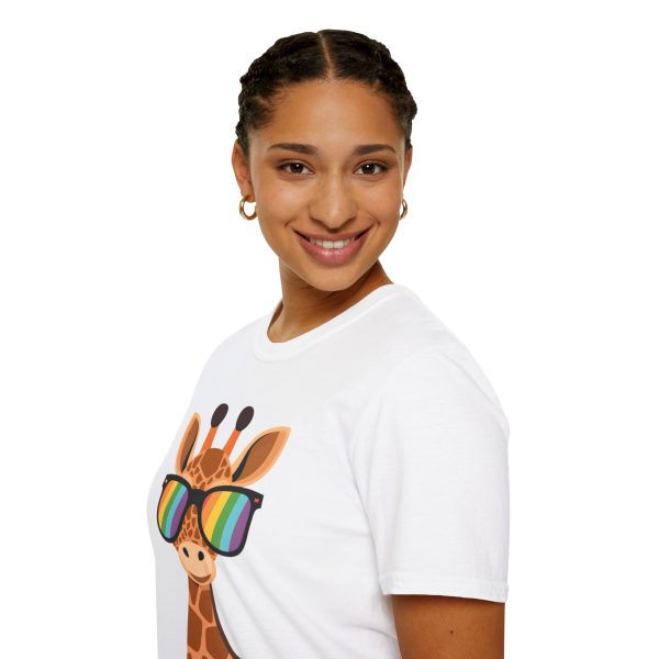 Tshirt LGBT+ girafe avec lunettes de soleil et rayure arc-en-ciel design humoristique et stylé pour fierté et soutien LGBTQ+ shirt t-shirt - Image 21