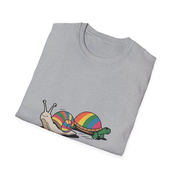 Tshirt LGBT+ deux escargots assis l'un à côté de l'autre design mignon et coloré pour célébrer l'amour et la diversité LGBTQ+ shirt t-shirt - Image 28