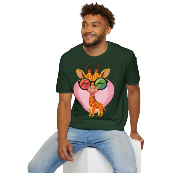 Tshirt LGBT+ girafe avec lunettes et coeur illustration colorée et amusante pour sensibilisation et soutien LGBTQ+ shirt t-shirt - Image 84