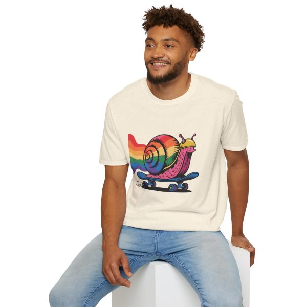 Tshirt LGBTQ+ escargot en skateboard avec fond arc-en-ciel design ludique et vibrant pour célébrer la fierté et inclusion LGBTQ+ t-shirt - Image 48