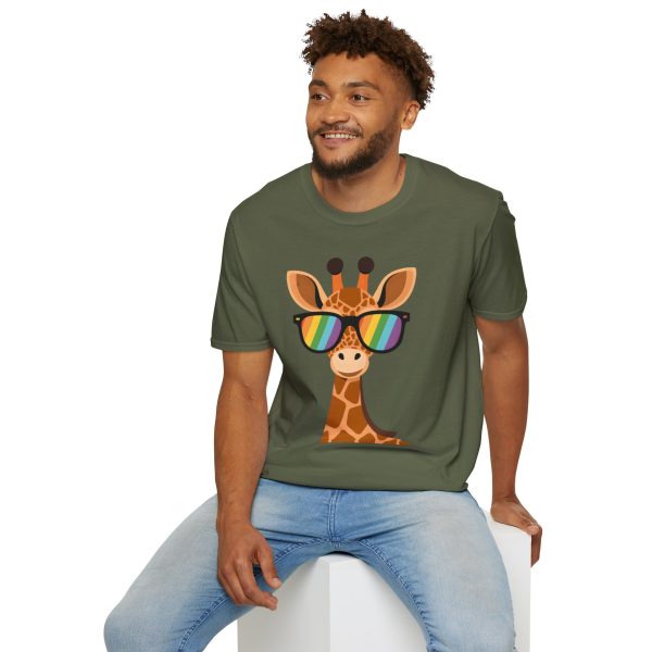 Tshirt LGBT+ girafe avec lunettes de soleil et rayure arc-en-ciel design humoristique et stylé pour fierté et soutien LGBTQ+ shirt t-shirt - Image 72