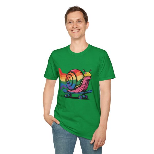 Tshirt LGBTQ+ escargot en skateboard avec fond arc-en-ciel design ludique et vibrant pour célébrer la fierté et inclusion LGBTQ+ t-shirt - Image 91