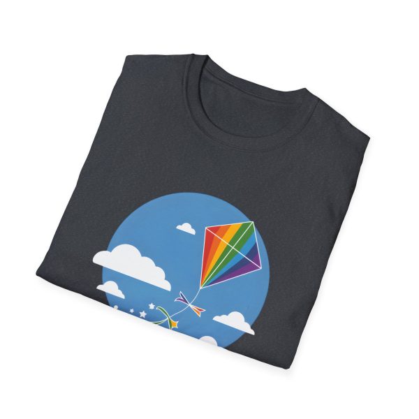 Tshirt LGBT+ cerf-volant avec queue arc-en-ciel volant dans le ciel design joyeux et coloré pour fierté LGBTQ+ shirt t-shirt - Image 4