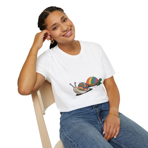 Tshirt LGBT+ deux escargots assis l'un à côté de l'autre design mignon et coloré pour célébrer l'amour et la diversité LGBTQ+ shirt t-shirt - Image 22