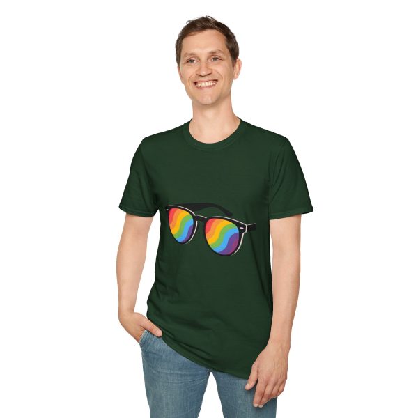 Tshirt LGBT+ lunettes de soleil arc-en-ciel sur fond noir design éclatant pour célébrer la fierté et diversité LGBTQ+ shirt t-shirt - Image 79