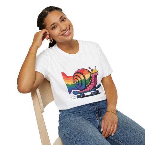 Tshirt LGBTQ+ escargot en skateboard avec fond arc-en-ciel design ludique et vibrant pour célébrer la fierté et inclusion LGBTQ+ t-shirt - Image 22