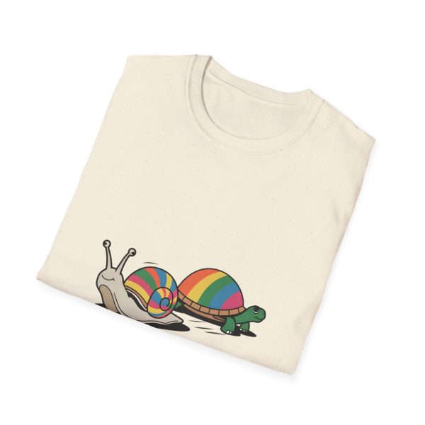 Tshirt LGBT+ deux escargots assis l'un à côté de l'autre design mignon et coloré pour célébrer l'amour et la diversité LGBTQ+ shirt t-shirt - Image 40