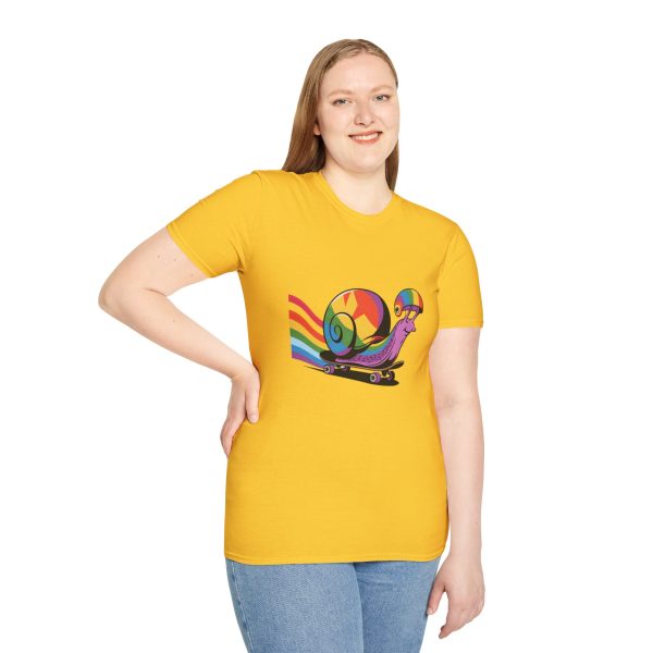 Tshirt LGBT+ escargot sur un skateboard avec roue arc-en-ciel design amusant et coloré pour célébrer la fierté LGBTQ+ shirt t-shirt - Image 53