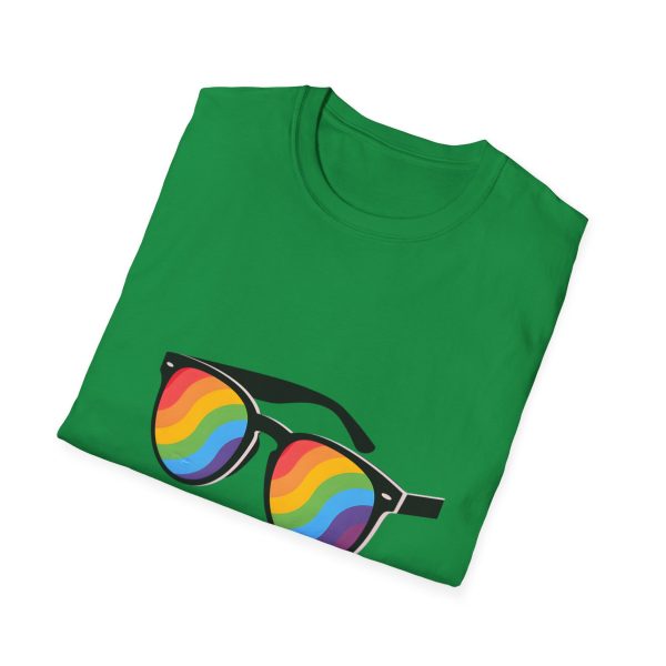 Tshirt LGBT+ lunettes de soleil arc-en-ciel sur fond noir design éclatant pour célébrer la fierté et diversité LGBTQ+ shirt t-shirt - Image 88