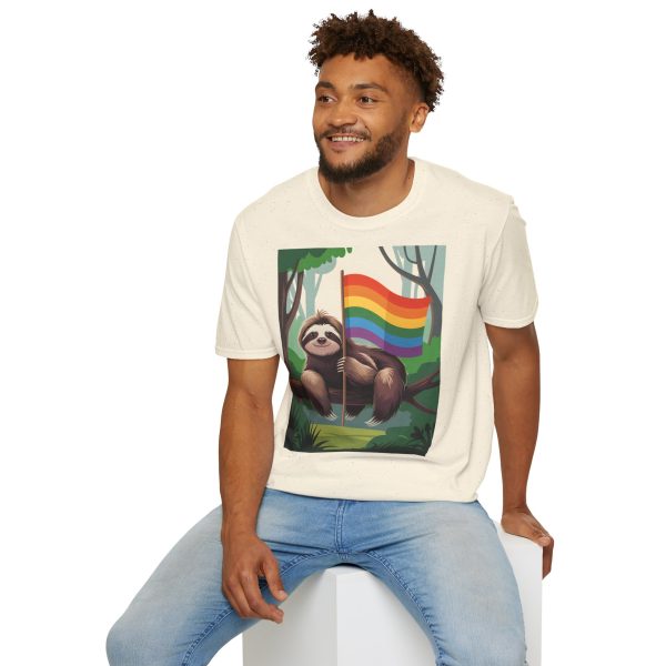 Tshirt Drapeau LGBT paresseux assis sur un arbre tenant un drapeau arc-en-ciel design décontracté et coloré pour fierté LGBTQ+ shirt t-shirt - Image 48