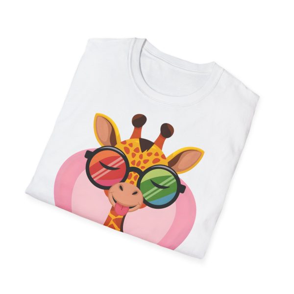 Tshirt LGBT+ girafe avec lunettes et coeur illustration colorée et amusante pour sensibilisation et soutien LGBTQ+ shirt t-shirt - Image 16