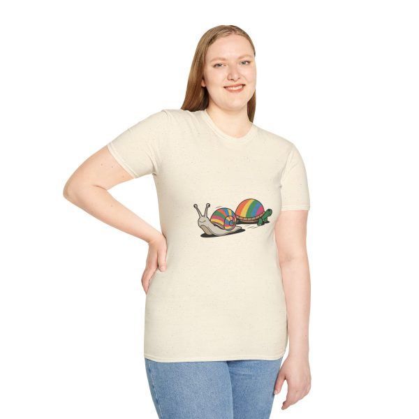 Tshirt LGBT+ deux escargots assis l'un à côté de l'autre design mignon et coloré pour célébrer l'amour et la diversité LGBTQ+ shirt t-shirt - Image 41