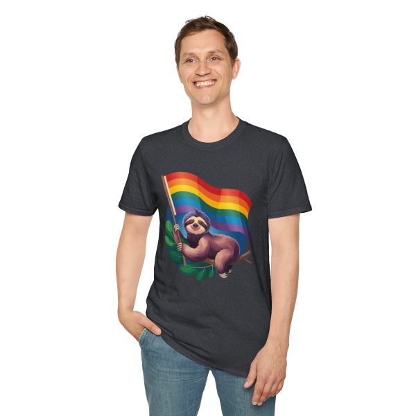 Tshirt Drapeau LGBT paresseux tenant un drapeau arc-en-ciel design amusant et mignon pour sensibilisation et inclusion LGBTQ+ shirt t-shirt - Image 7