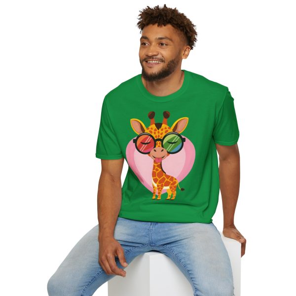 Tshirt LGBT+ girafe avec lunettes et coeur illustration colorée et amusante pour sensibilisation et soutien LGBTQ+ shirt t-shirt - Image 96