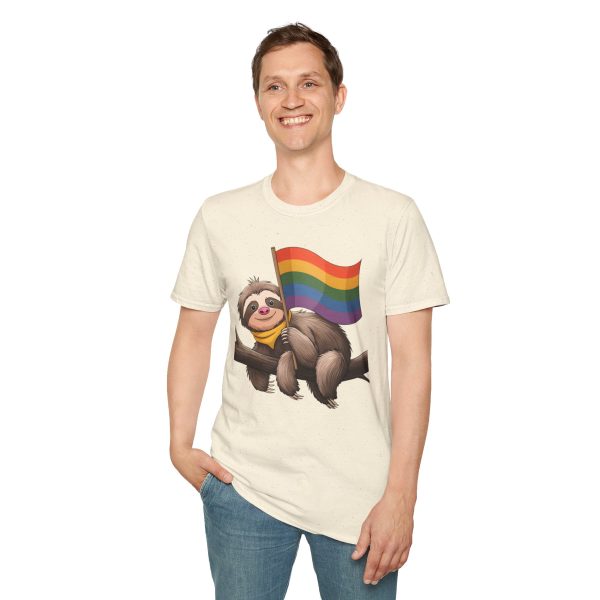 Tshirt Drapeau LGBT paresseux tenant un drapeau arc-en-ciel sur une branche design amusant pour soutien et sensibilisation LGBTQ+ t-shirt - Image 43