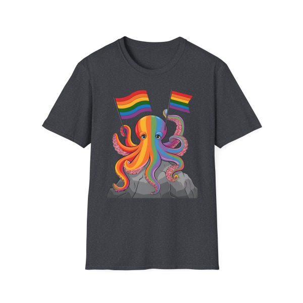 Tshirt LGBTQ+ pieuvre tenant un drapeau arc-en-ciel sur un rocher design vibrant et stylé pour sensibilisation et inclusion LGBTQ+ t-shirt