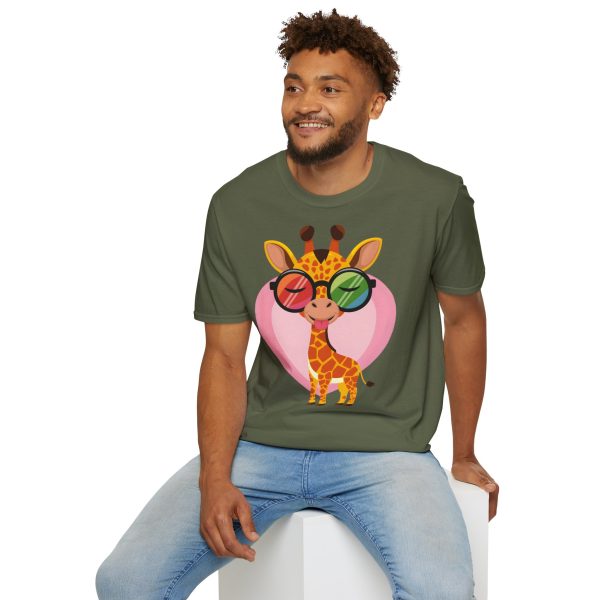 Tshirt LGBT+ girafe avec lunettes et coeur illustration colorée et amusante pour sensibilisation et soutien LGBTQ+ shirt t-shirt - Image 72