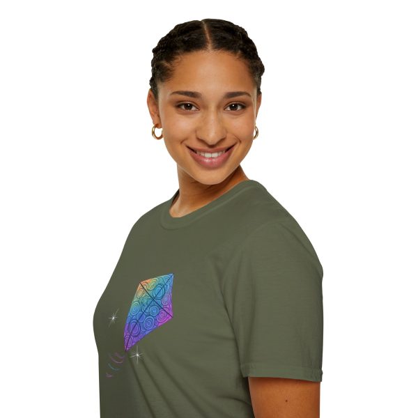 Tshirt Drapeau LGBT cerf-volant coloré volant dans la nuit design symbolique pour célébrer la liberté et la fierté LGBTQ+ shirt t-shirt - Image 69