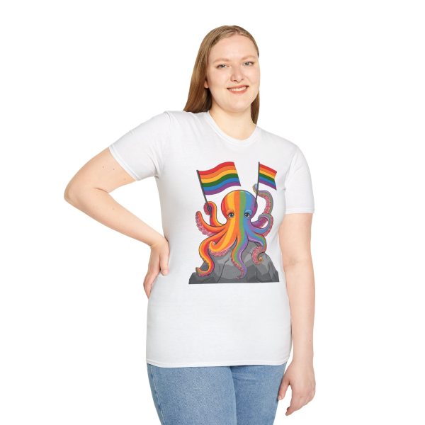 Tshirt LGBTQ+ pieuvre tenant un drapeau arc-en-ciel sur un rocher design vibrant et stylé pour sensibilisation et inclusion LGBTQ+ t-shirt - Image 17