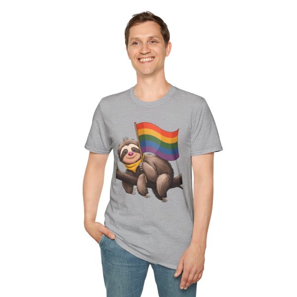 Tshirt Drapeau LGBT paresseux tenant un drapeau arc-en-ciel sur une branche design amusant pour soutien et sensibilisation LGBTQ+ t-shirt - Image 31