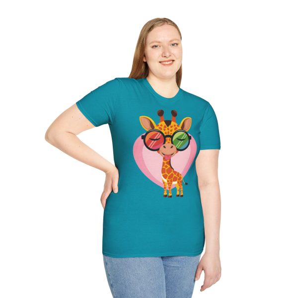 Tshirt LGBT+ girafe avec lunettes et coeur illustration colorée et amusante pour sensibilisation et soutien LGBTQ+ shirt t-shirt - Image 101